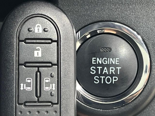 【スマートキー】カバンやポケットに入れたままでもドアの施錠・解錠が可能なスマートキーを装備。エンジンのオン・オフ時もカギを取り出す必要が無いからとっても便利です♪