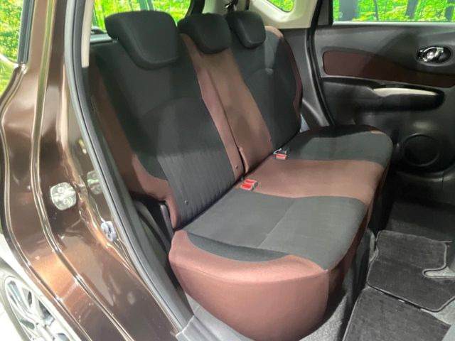 後部座席も気になるようなキズ・汚れやへたり等、大きなダメージはなく、良好な状態です。