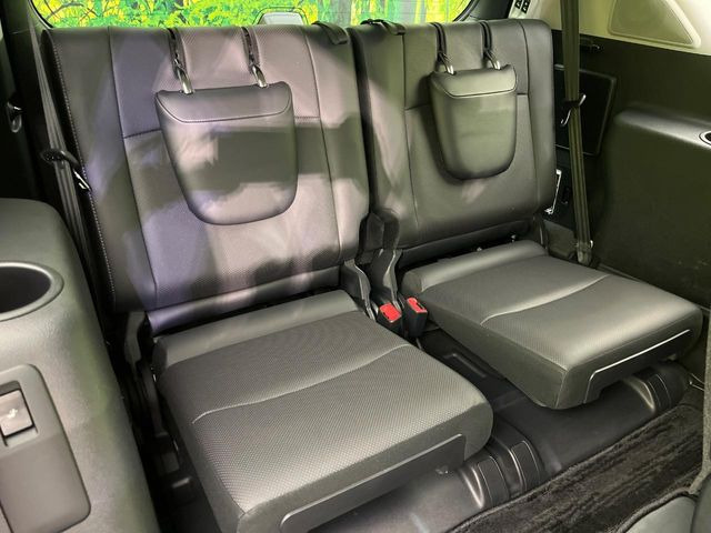 3列目シートはもちろん状態良好☆大人でもゆったりと座って頂けますので、大人数でのお出かけもラクラクです♪ご家族で、気の知れた仲間で、ドライブに行くのが楽しみですね♪