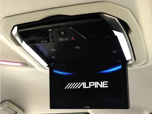 【後席モニター!】フリップダウンモニター完備!お子さまも映像を見ながら、快適に楽しくお過ごしいただけます♪ミニバンでは欠かせない大人気装備です!!