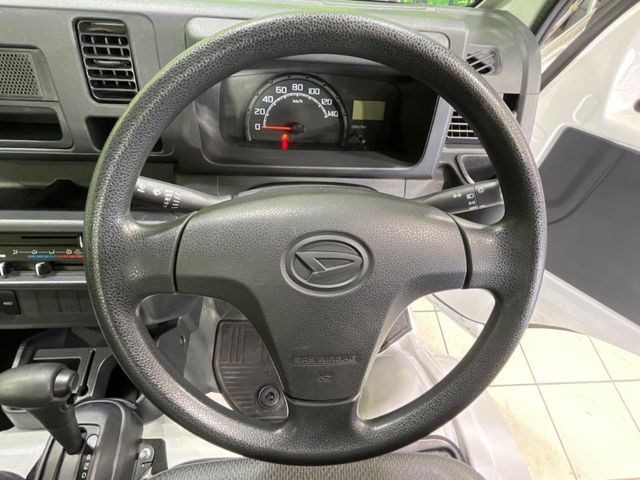 �C���e���A�ɍ��킹���f�U�C���̃X�e�A�����O�́A�^�]�������̂��Ƃ��l���A�^�]���₷���`��A�傫���ł��B�����x�A���ۂɐG���Ă��m���߂��������B