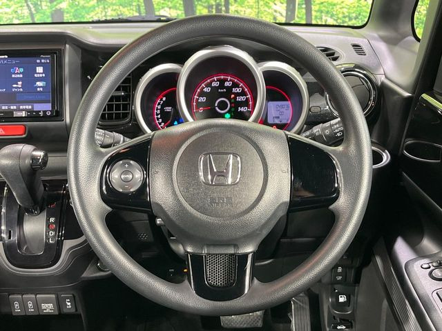 �C���e���A�ɍ��킹���f�U�C���̃X�e�A�����O�́A�^�]�������̂��Ƃ��l���A�^�]���₷���`��A�傫���ł��B�����x�A���ۂɐG���Ă��m���߂��������B