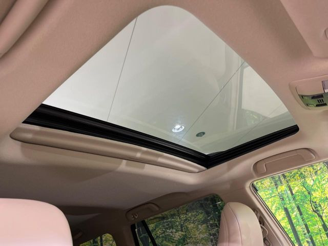 【サンルーフ】開放感たっぷりの希少装備、サンルーフが装着されています!車内に明かりを取り入れたり景色を楽しむ以外にも、車内の空気も簡単に換気できて快適です!