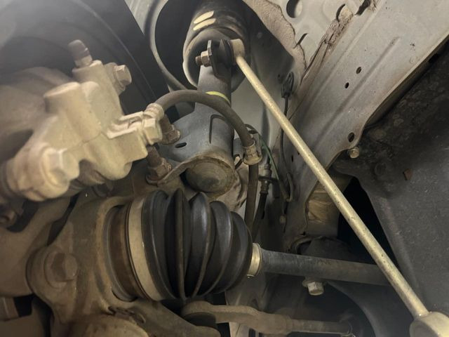 お車を安心してお乗りいただく為には、足回りの定期点検が欠かせません。サービスサポート(有償保証)では無料点検もご提供しており、安心のカーライフをお過ごしいただけるサポート体制が整っています。