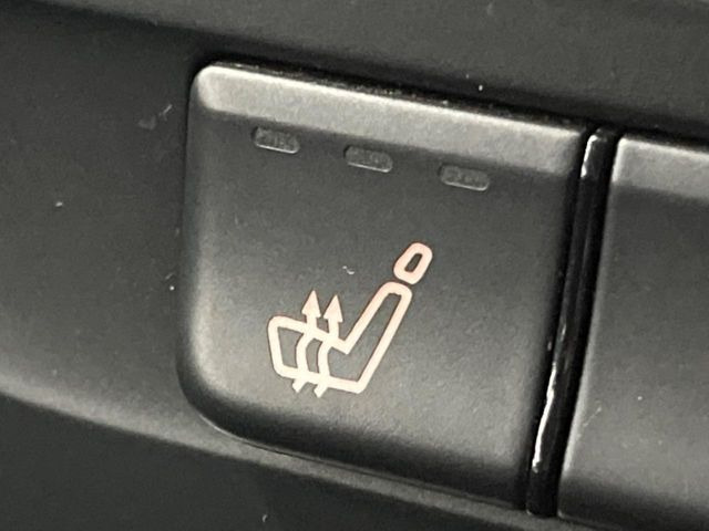 ●フロントシートヒーティング:運転席・助手席共に三段階で調節が可能なシートヒーターを装備しております。季節を問わず快適にご使用いただけます。