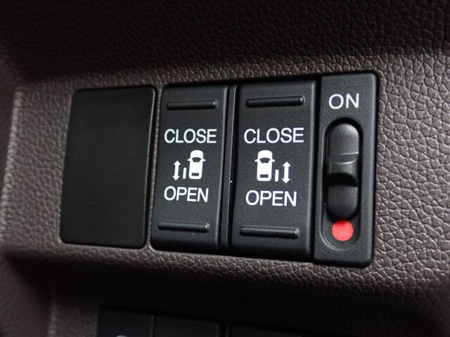 ���X�C�b�`��ŊJ�\�ȓd���X���C�h�h�A������������񋲂ݍ��ݖh�~�̈��S�@�\���t���Ă���܂��̂ň��S���Č䗘�p�����܂��B�����X�C�b�`������L�[�����R�����������\�ł��B