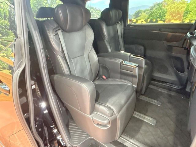 後部座席も気になるようなキズ・汚れやへたり等、大きなダメージはなく、良好な状態です。