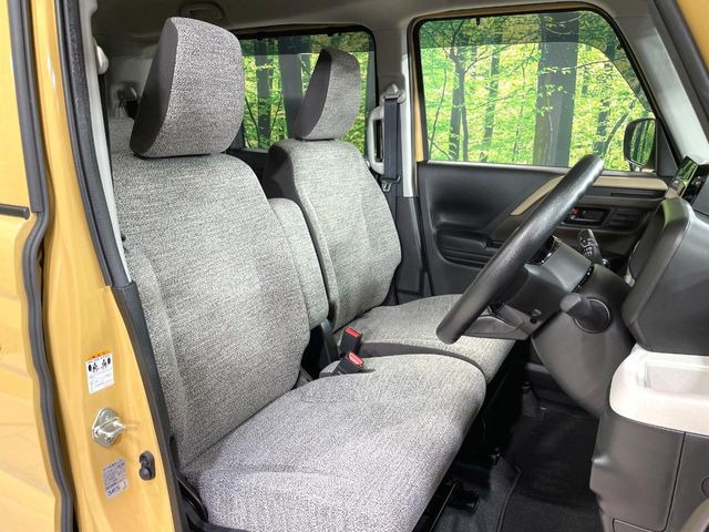 運転席まわりには十分なスペースがあり、大柄な方でもゆったり運転していただける環境です。