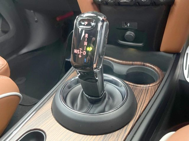 ●MTモード付きAT:通常は自動でおこなわれる変速(ギアチェンジ)をドライバーの操作によって意図的に変えられるシステムです。より一層普段のドライブをお楽しみいただけます!