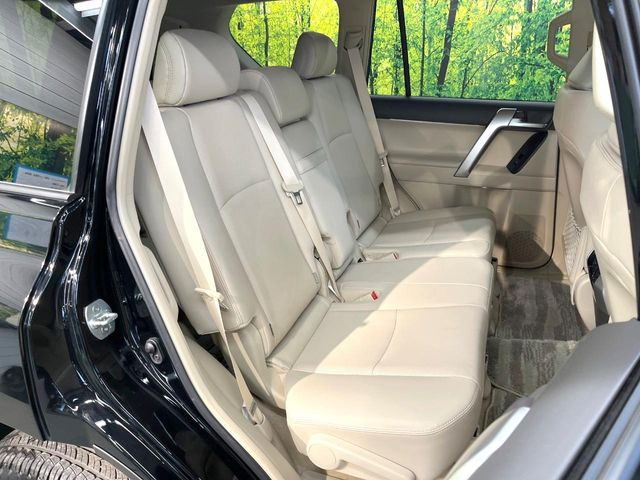 後部座席も気になるようなキズ・汚れやへたり等、大きなダメージはなく、良好な状態です。