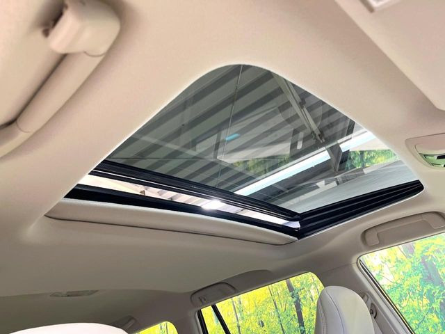 【サンルーフ】開放感たっぷりの希少装備、サンルーフが装着されています!車内に明かりを取り入れたり景色を楽しむ以外にも、車内の空気も簡単に換気できて快適です!