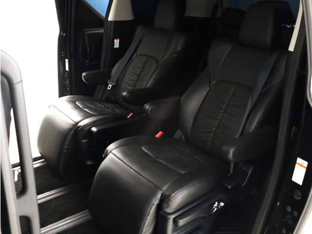 シートカバー装着車両!高級感のある車内空間に加えご家族で移動の際飲食などでの汚れを防ぐ事も出来ます♪