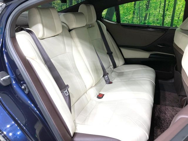 後部座席も気になるようなキズ・汚れやへたり等、大きなダメージはなく、良好な状態です。