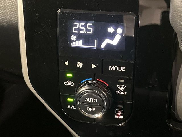 【オートエアコン】一度お好みの温度に設定すれば、車内の温度を検知し風量や温度を自動で調整。暑い…寒い…と何度もスイッチ操作をする必要はありません。快適な車内空間には必須の機能ですね♪