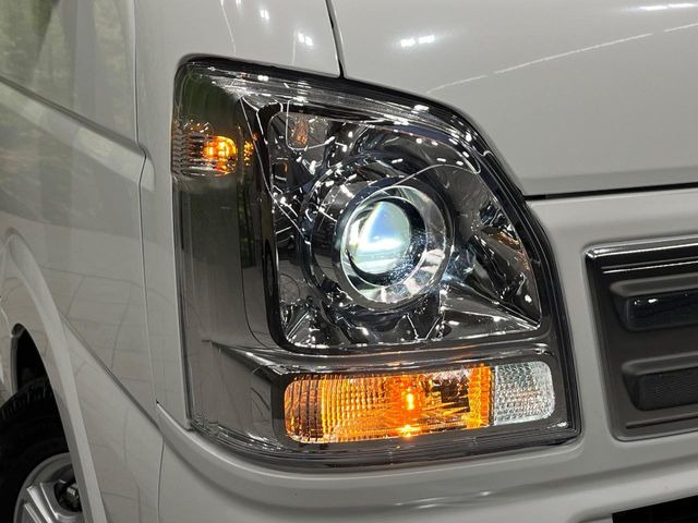 【LEDヘッドライト】悪天候や夜間走行時も良好な視界を確保し安心して運転できる高輝度LEDヘッドライトを装備!点灯速度が早く、消費電力も抑えられています。