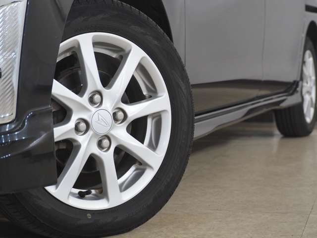 タイヤのホイールの細かいところまでキレイいにしてからお渡しします!