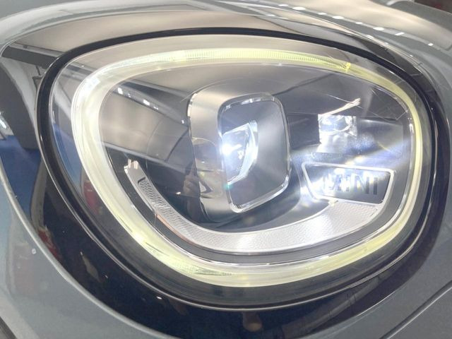 ●LEDヘッドライト:夜間走行時も良好な視界を確保し安心して運転できる高輝度LEDヘッドライトを装備!点灯速度が早く、消費電力も抑えられています。