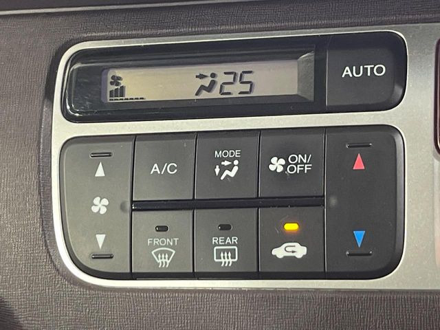 【オートエアコン】一度お好みの温度に設定すれば、車内の温度を検知し風量や温度を自動で調整。暑い…寒い…と何度もスイッチ操作をする必要はありません。快適な車内空間には必須の機能ですね♪