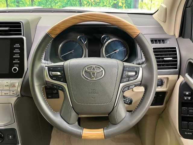 【ウッドコンビステアリング】高級感ある木目調パーツを採用した手に良く馴染むコンビハンドル。運転席廻りの雰囲気も一気に豪華になります!