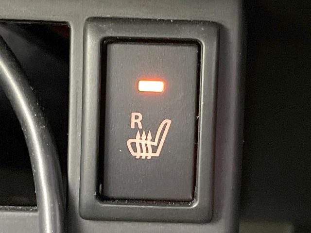 【シートヒーター】寒い日に重宝するシートヒーター!エアコンより早く温まってくれるので寒がりの人も安心ですね♪エアコンの温風は乾燥するから苦手、という方にもをおすすめです。