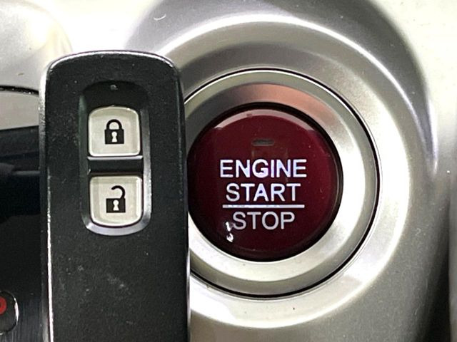 �yHonda�X�}�[�g�L�[�z�J�o����|�P�b�g�ɓ��ꂽ�܂܂ł��h�A�̎{���E�������\�ȃX�}�[�g�L�[�𑕔��B�G���W���̃I���E�I�t�����J�M�����o���K�v����������Ƃ��Ă��֗��ł���