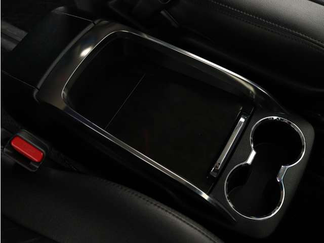 【センターコンソール】ドリンクホルダーと物置テーブルを備え、下部に大容量の収納BOXを完備!