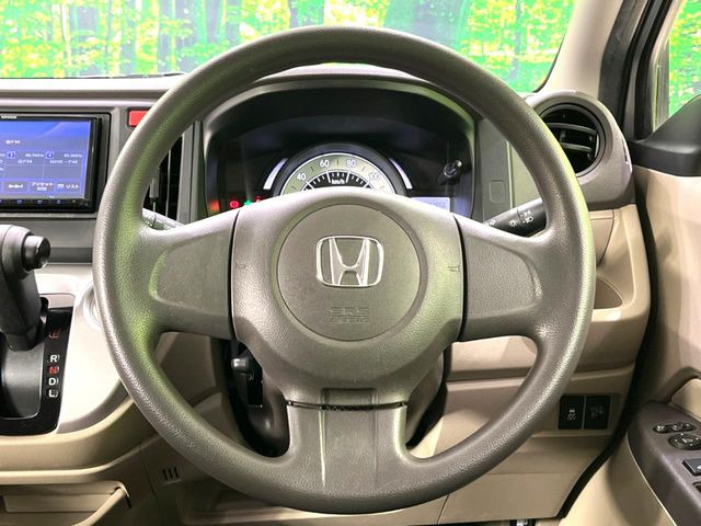 �C���e���A�ɍ��킹���f�U�C���̃X�e�A�����O�́A�^�]�������̂��Ƃ��l���A�^�]���₷���`��A�傫���ł��B�����x�A���ۂɐG���Ă��m���߂��������B