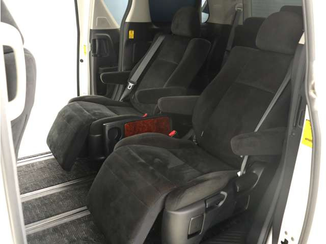 【オットマン付きセカンドシート】最大800mmのロングスライドシートとオットマン機能により足を楽々伸ばす事が可能です!また、ひじ掛けもありますので、快適なドライブをお楽しみいただけます!