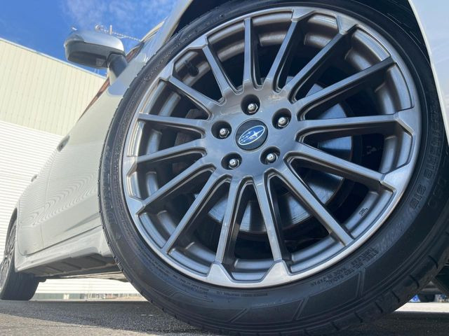 【純正18インチアルミホイール】外観にマッチした純正アルミホイールを装着しております。各種社外アルミホイールや、スタッドレスタイヤも取扱いしております。是非ご相談ください♪