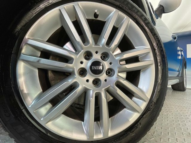 ●純正18インチアルミホイール:輸入車ならではの卓越した走りを支えるホイールと足回りです!日本車の走りに慣れている方にもぜひ体感して頂きたい程高いレベルでまとまっています!