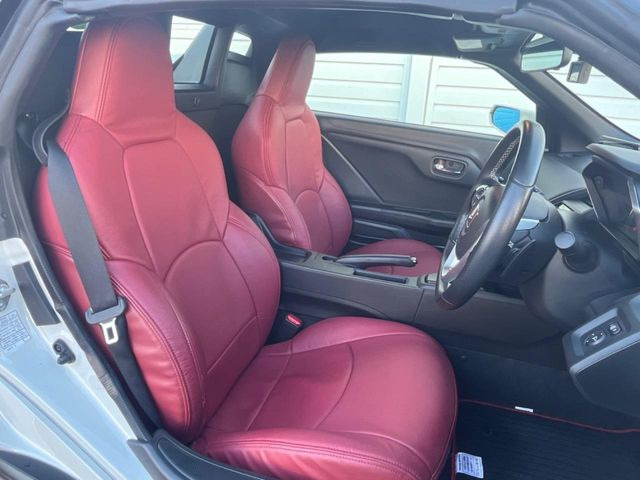 【専用スポーツシート】ホールド性に優れ、カーブ時の体が流れを抑制してくれます。また、体にフィットするから腰や背中が疲れにくく、ロングドライブや高速走行でも快適にお過ごしいただけます♪