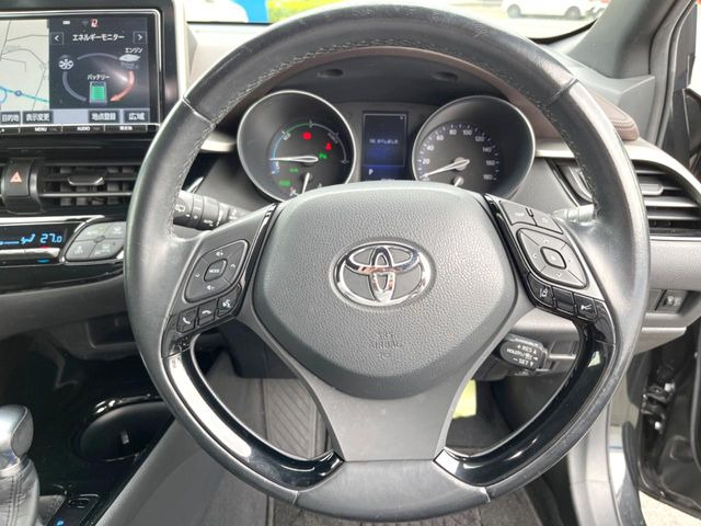 �C���e���A�ɍ��킹���f�U�C���̃X�e�A�����O�́A�^�]�������̂��Ƃ��l���A�^�]���₷���`��A�傫���ł��B�����x�A���ۂɐG���Ă��m���߂��������B