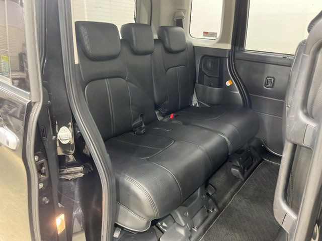 広々とした2列目シートは居住性が高く、居心地も快適!友達や家族とのお出かけにぴったりです。ベビーシートやチャイルドシート使用時も快適にお過ごしいただける十分な空間を確保しています。
