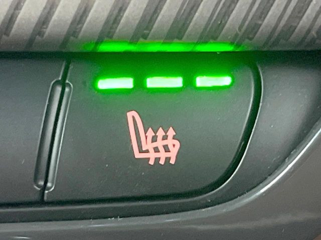 ●フロントシートヒーティング:運転席・助手席共に三段階で調節が可能なシートヒーターを装備しております。季節を問わず快適にご使用いただけます。