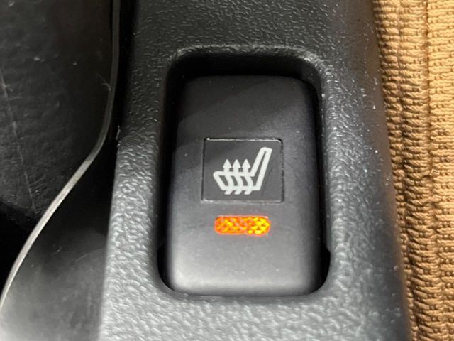 【シートヒーター】寒い日に重宝するシートヒーター!エアコンより早く温まってくれるので寒がりの人も安心ですね♪エアコンの温風は乾燥するから苦手、という方にもをおすすめです。