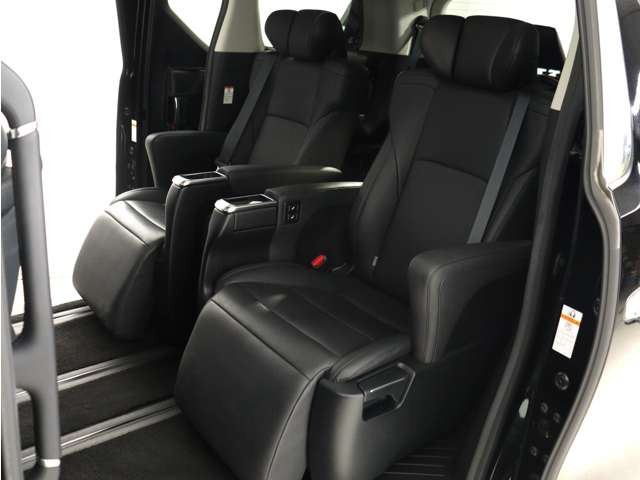 【上級モデル限定装備】★★エグゼクティブパワーシート!★★電動オットマン完備!足を楽々伸ばせ、ひじ掛けもありますので、優雅で快適なドライブをお楽しみいただけます!