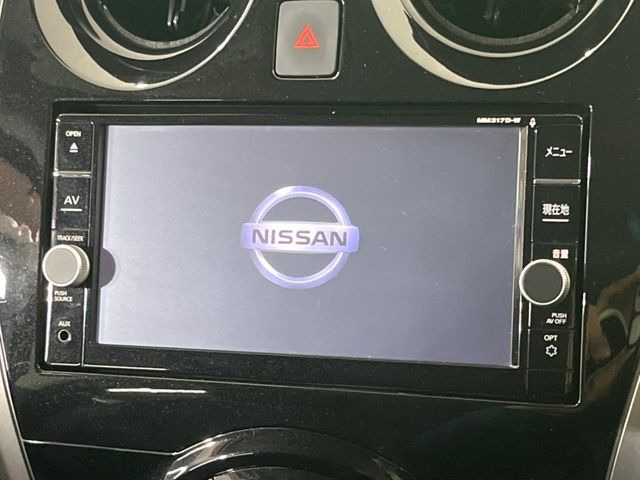 【純正ナビ】人気の純正ナビを装備しております。ナビの使いやすさはもちろん、オーディオ機能も充実!キャンプや旅行はもちろん、通勤や買い物など普段のドライブも楽しくなるはず♪