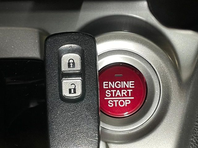 �yHonda�X�}�[�g�L�[�z�J�o����|�P�b�g�ɓ��ꂽ�܂܂ł��h�A�̎{���E�������\�ȃX�}�[�g�L�[�𑕔��B�G���W���̃I���E�I�t�����J�M�����o���K�v����������Ƃ��Ă��֗��ł���