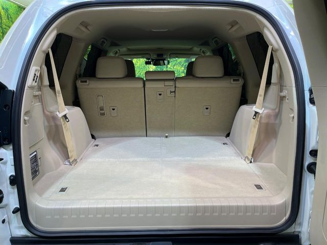 後席を格納すると、これだけの広さが!シーンに合わせたシートアレンジで、大きな荷物も積むことが出来ます♪