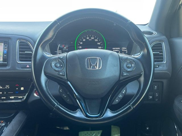 【パドルシフト】ハンドルから手を離さずに素早くシフトアップ&ダウンができるので、エンジンブレーキを使う下り坂や高速道路の合流で加速したい場面で役立ちます。