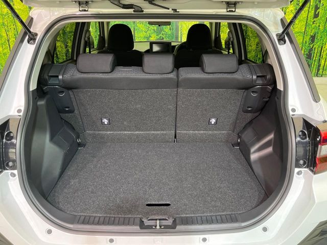 ���i�̂���������ʋ΁A���}���ɏ\���ȉ׎��X�y�[�X���m�ۂ��Ă���܂��B�Z�J���h�V�[�g��|���ƁA�傫�ȉו��̐ύڂ��\�ł���