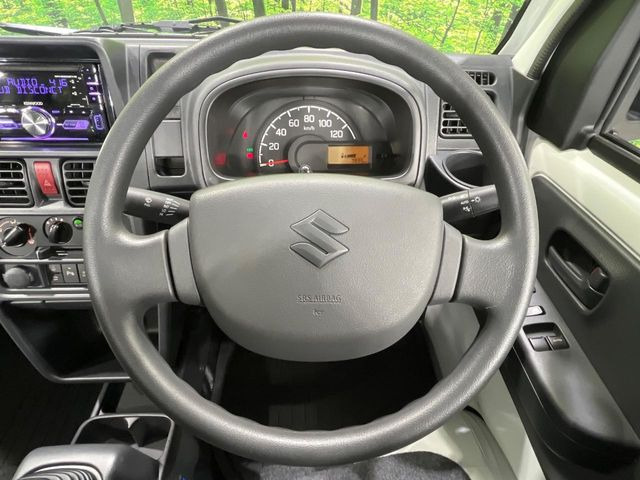 インテリアに合わせたデザインのステアリングは、運転される方のことも考え、運転しやすい形状、大きさです。是非一度、実際に触ってお確かめください。