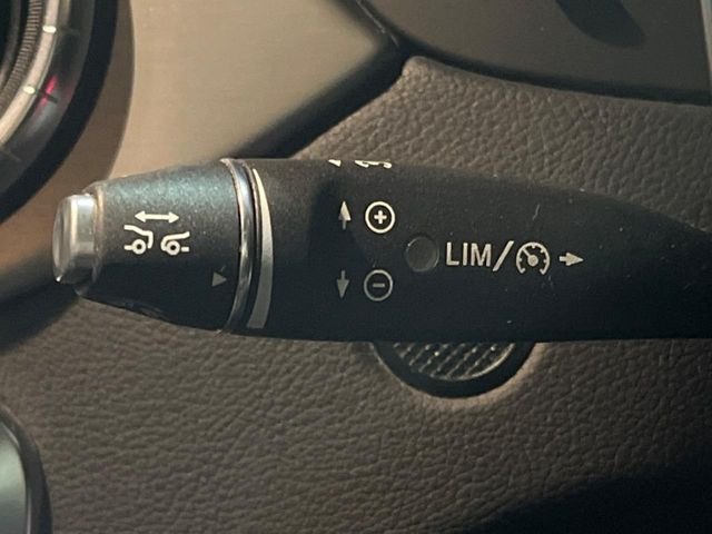 ●ディストロニックプラス:都市、郊外、高速道路などの走行時に、ステレオマルチパーパスカメラとレーダーセンサーにより、前走車を認識して速度に応じた車間距離を維持する次世代のクルコン!