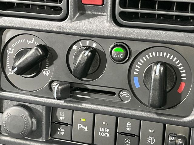 寒い冬も暑い夏も全席に快適な空調を届けてくれる、ダイヤル式エアコンを装備♪