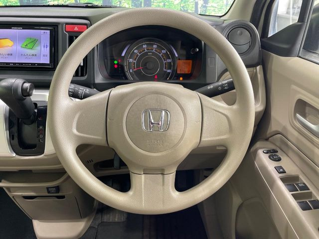 �C���e���A�ɍ��킹���f�U�C���̃X�e�A�����O�́A�^�]�������̂��Ƃ��l���A�^�]���₷���`��A�傫���ł��B�����x�A���ۂɐG���Ă��m���߂��������B