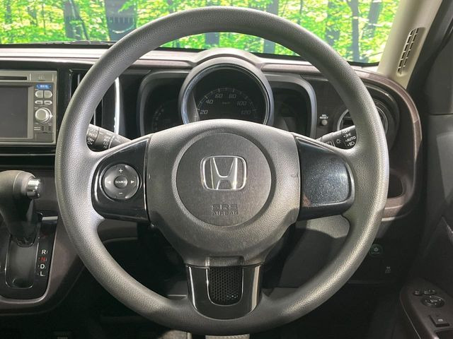 インテリアに合わせたデザインのステアリングは、運転される方のことも考え、運転しやすい形状、大きさです。是非一度、実際に触ってお確かめください。