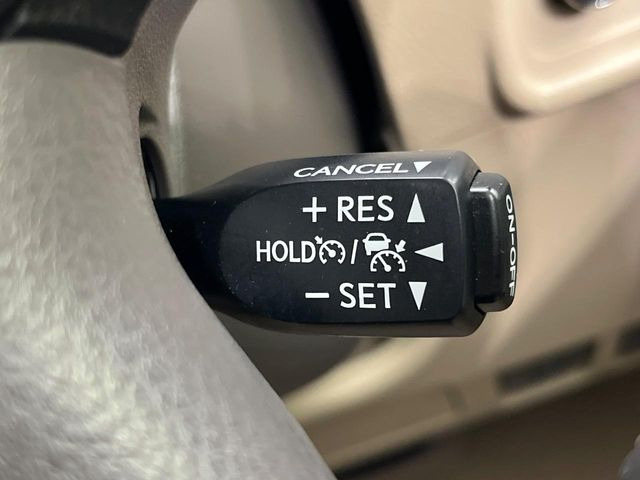 【レーダークルーズコントロール】高速道路での長距離走行が楽に!!自動で速度を保つクルーズコントロールが、衝突軽減システムと連携し、前方の車両を感知して車間を保つように速度調節してくれます!!