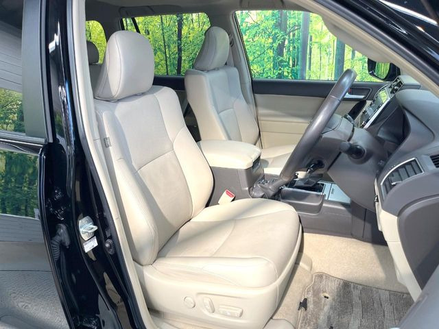 【合皮レザーシート】汚れのふき取りが容易でメンテナンスもが簡単な、機能性に優れる合成皮革を採用した上質なシートです。座り心地もよく、高級感あふれる心地良い車内空間を演出してくれます。