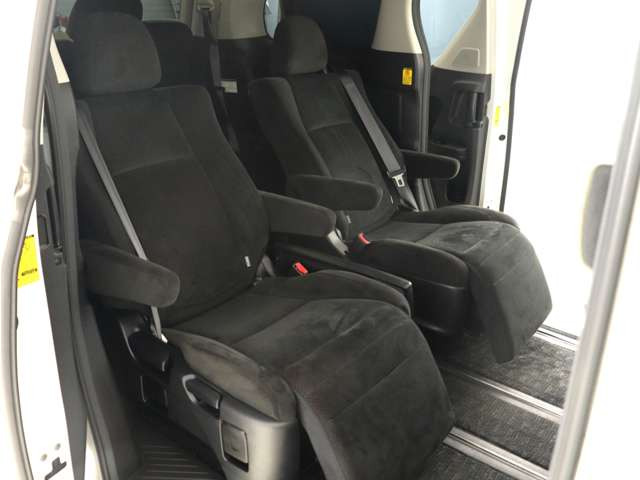 【オットマン付きセカンドシート】最大800mmのロングスライドシートとオットマン機能により足を楽々伸ばす事が可能です!また、ひじ掛けもありますので、快適なドライブをお楽しみいただけます!