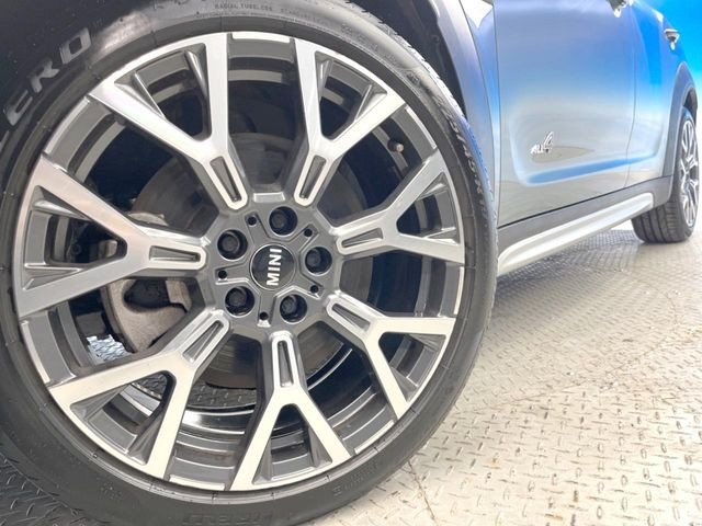 ●純正19インチアルミホイール:輸入車ならではの卓越した走りを支えるホイールと足回りです!日本車の走りに慣れている方にもぜひ体感して頂きたいほど、高いレベルでまとまっています!